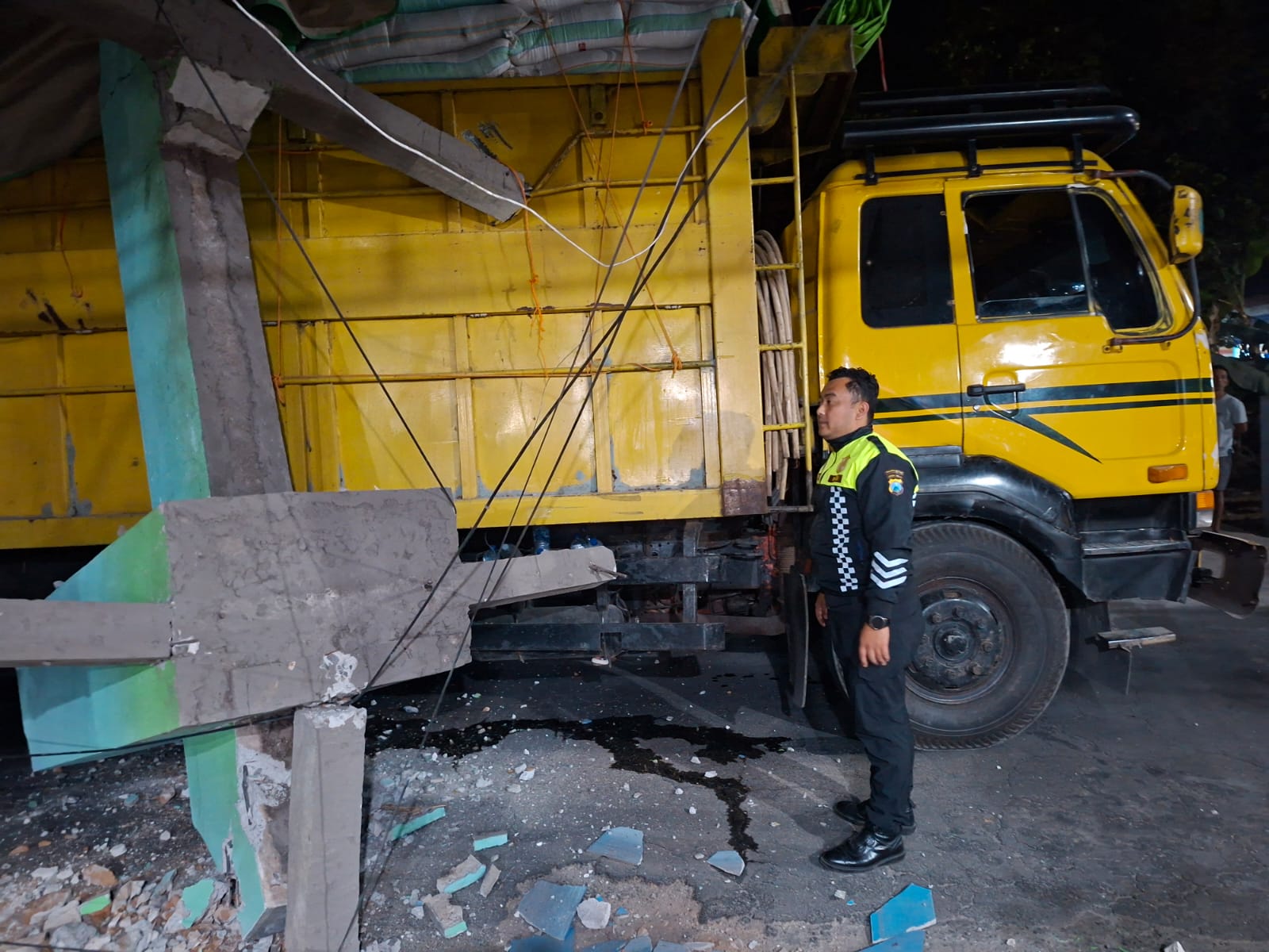 Andalkan Google Maps, Truk Fuso Muat Cengkeh Tabrak Gapura di Blitar