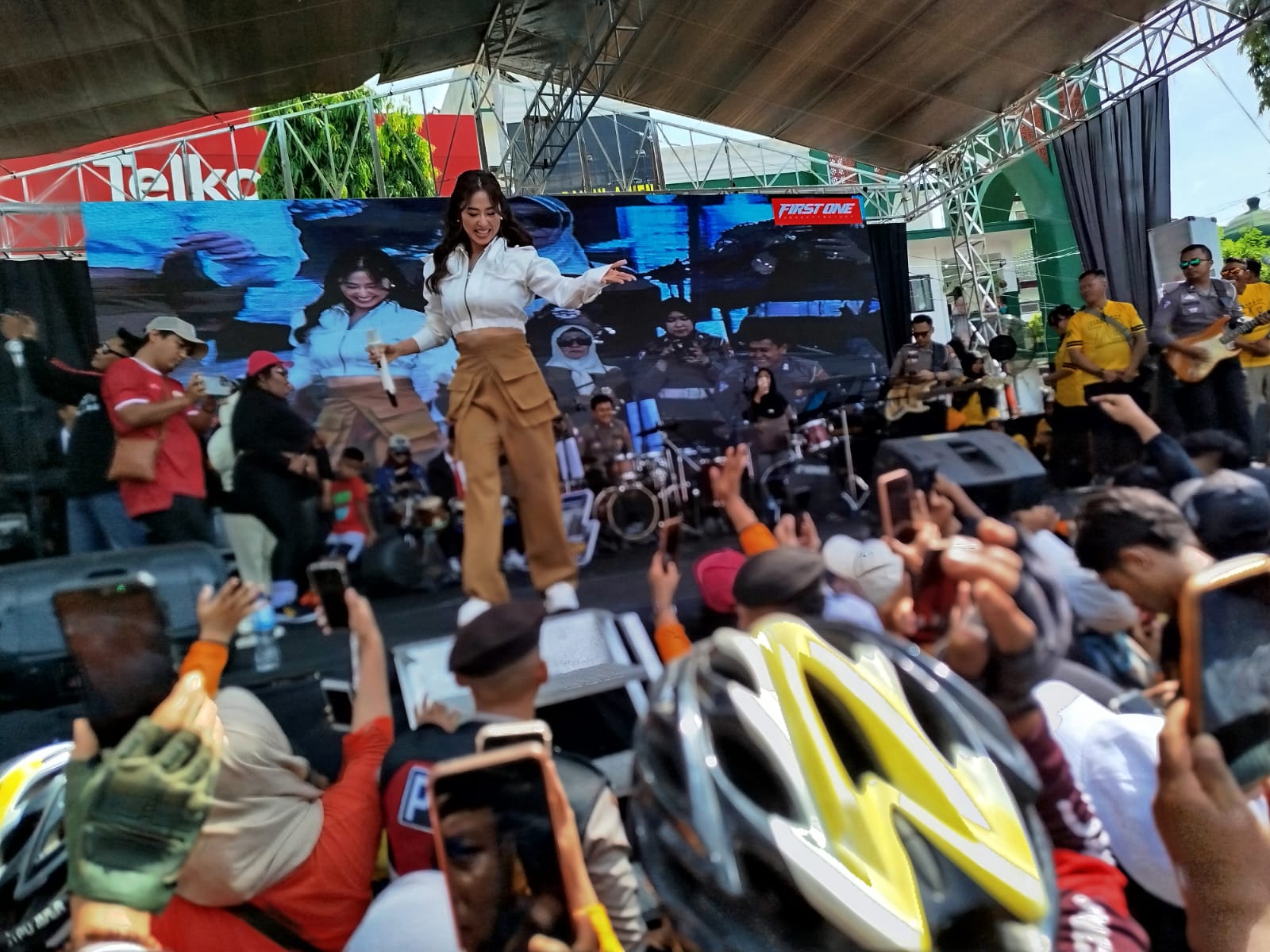 Puncak HUT Ke-78 Bhayangkara di Polres Jember, Ribuan Peserta Fun Bike dan Jalan Sehat Dihibur Dewi Persik