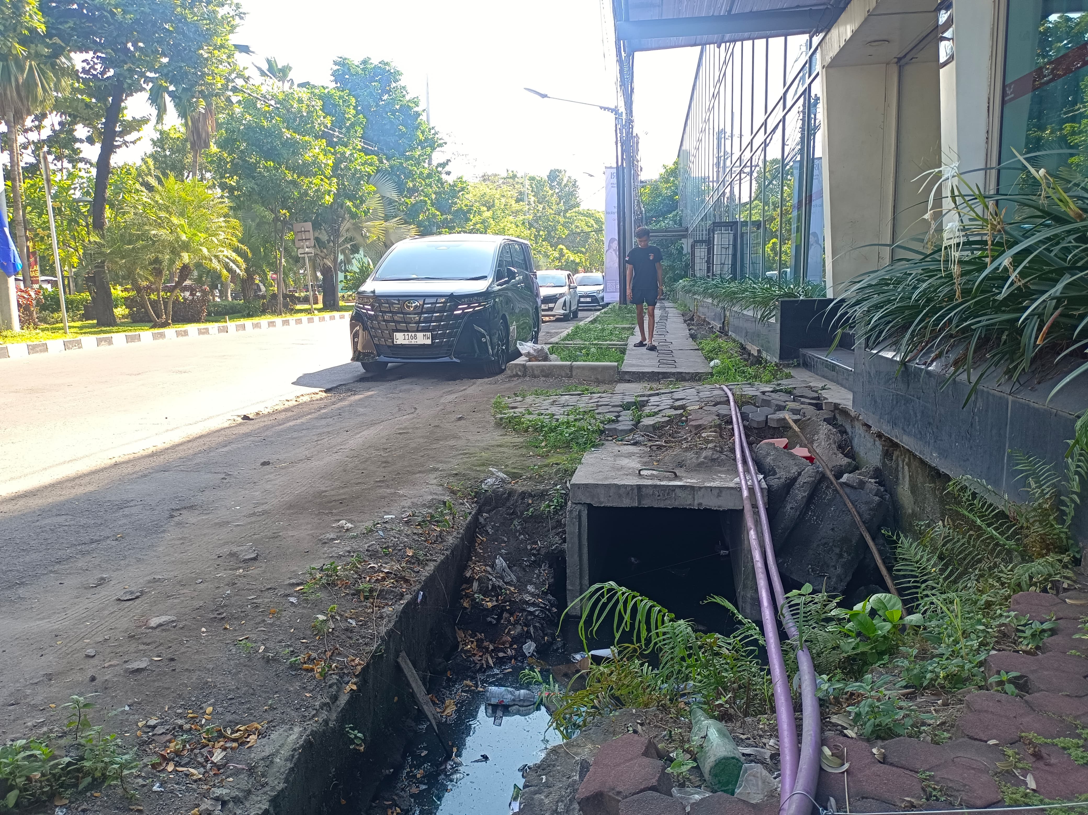 Miris, Trotoar di Jantung Kota Surabaya Ancam Keselamatan Pejalan Kaki