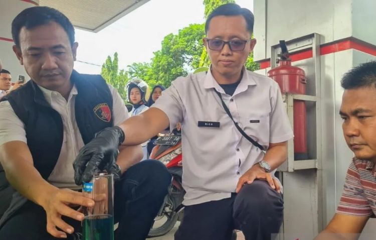 Pastikan BBM Tak Dioplos, Petugas Gabungan Sidak SPBU di Situbondo