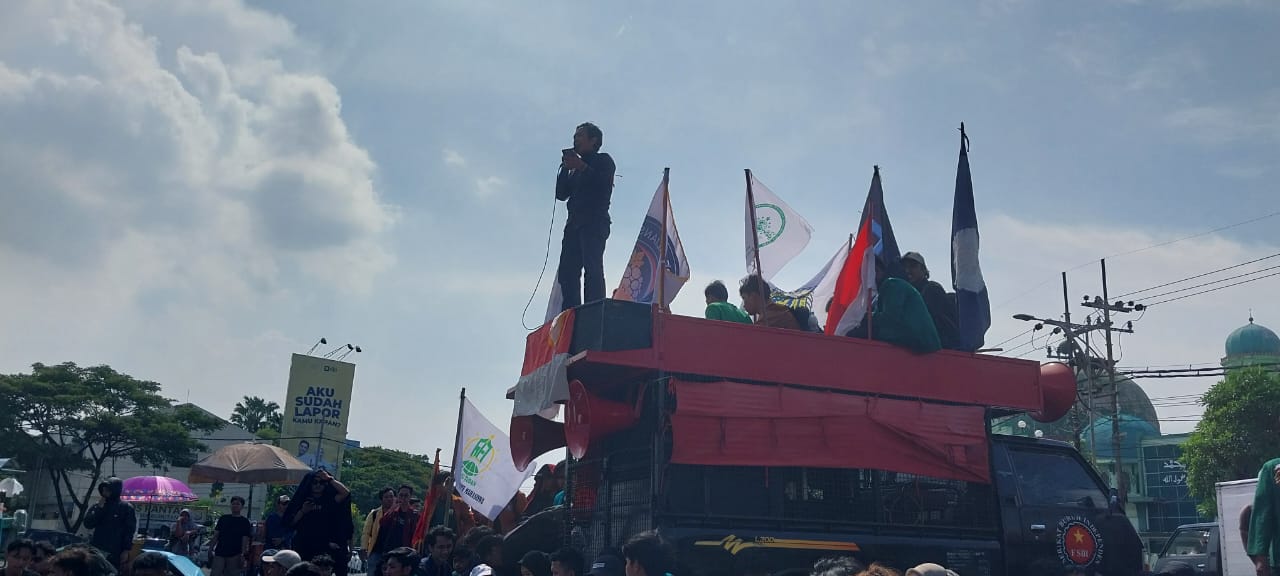 Aliansi Jatim Melawan Geruduk DPRD Jatim, Bawa Isu Hardiknas dan Buruh