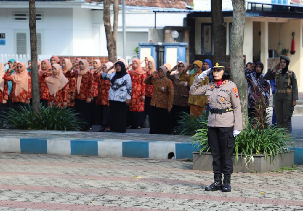 Polwan Polres Tulungagung Komandani Upacara Peringatan Hari Ibu