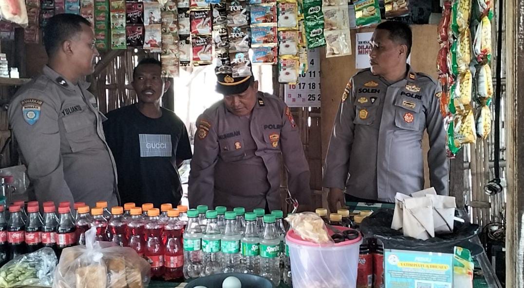 Jaga Kamtibmas di Bulan Ramadan, Kapolsek Baureno Operasi Miras di Warung-warung