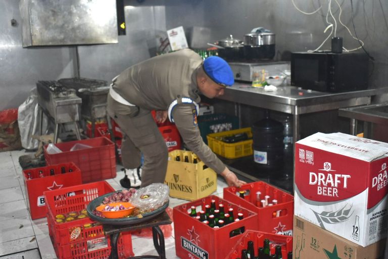 Satpol PP Surabaya Tindak Restoran Tabrak SE Wali Kota di Bulan Ramadan