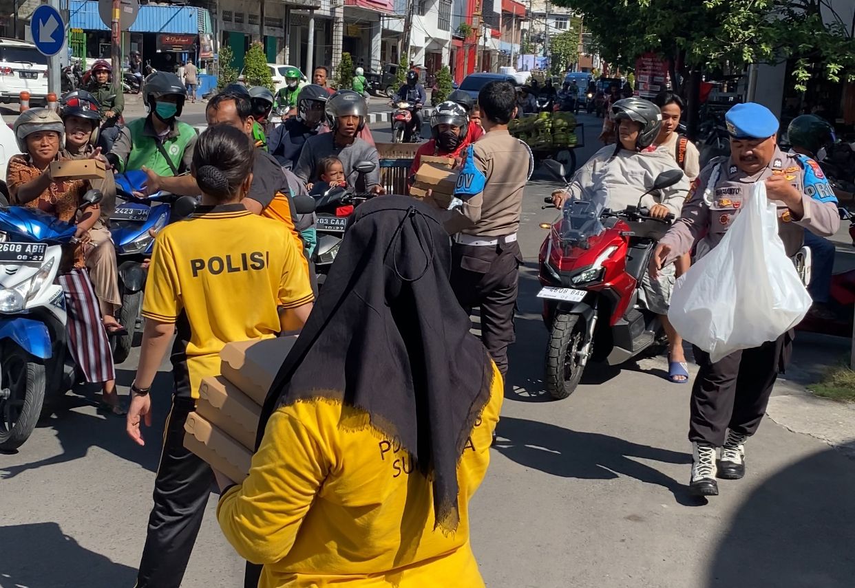 Kapolsek Simokerto Tebarkan Kebaikan, Bagikan Ratusan Nasi Kotak Gratis ke Masyarakat