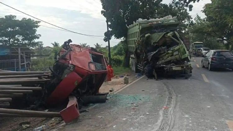 Kronologi Adu Banteng Dua Truk di Gresik Tewaskan Seorang Sopir, Dipicu Pecah Ban