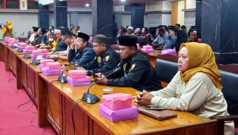 Puluhan PKL Sebani Luruk Kantor Dewan