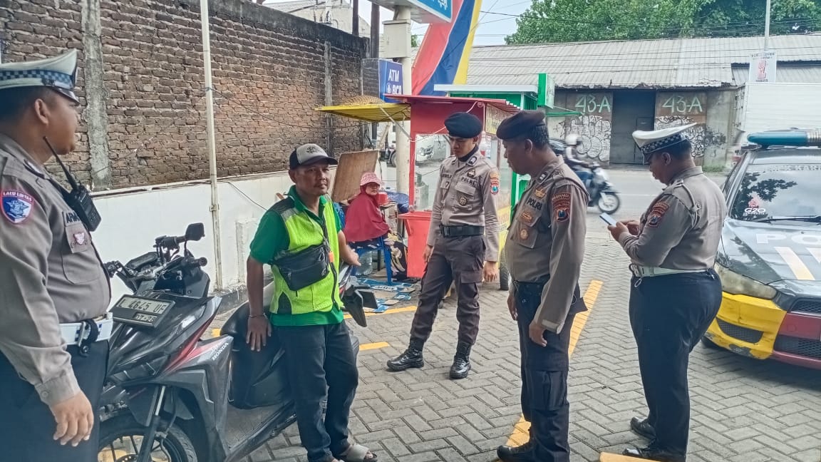 Polsek Karangpilang Patroli Minimarket, Imbau Petugas Parkir Tingkatkan Kewaspadaan