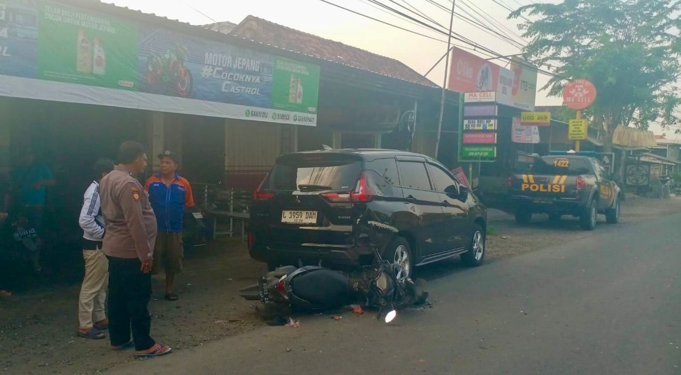 Berkendara Sambil Tenteng Pentol, Pria Balongpanggang Tewas Tabrak Mobil Parkir