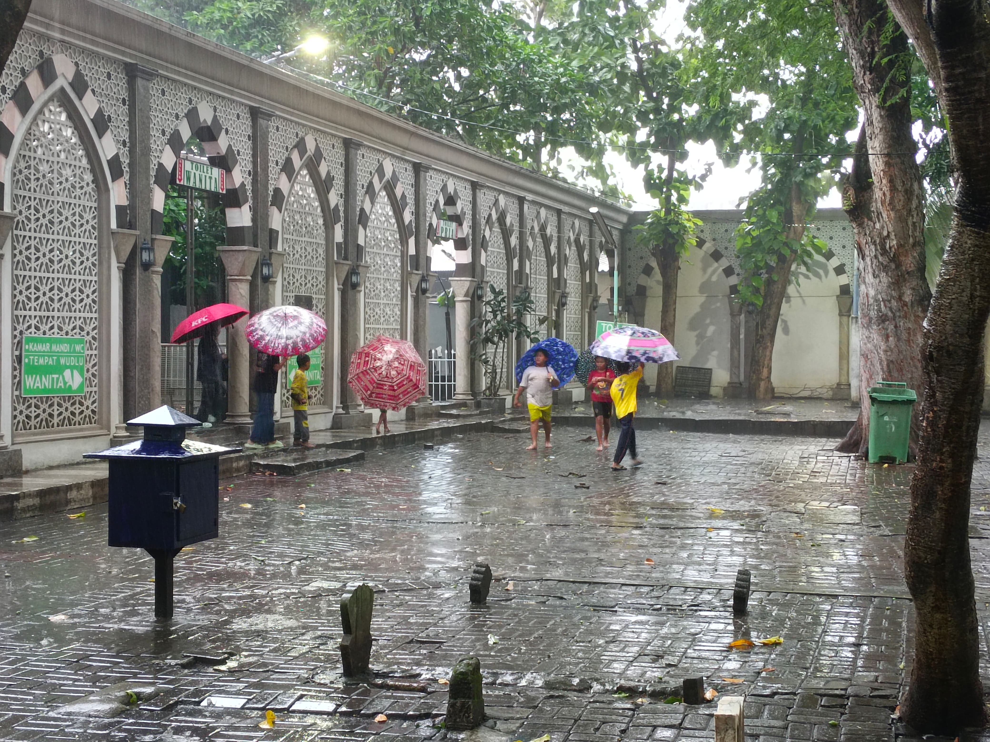 Cari Berkah Lewat Jalur Ojek Payung di Makam Sunan Ampel