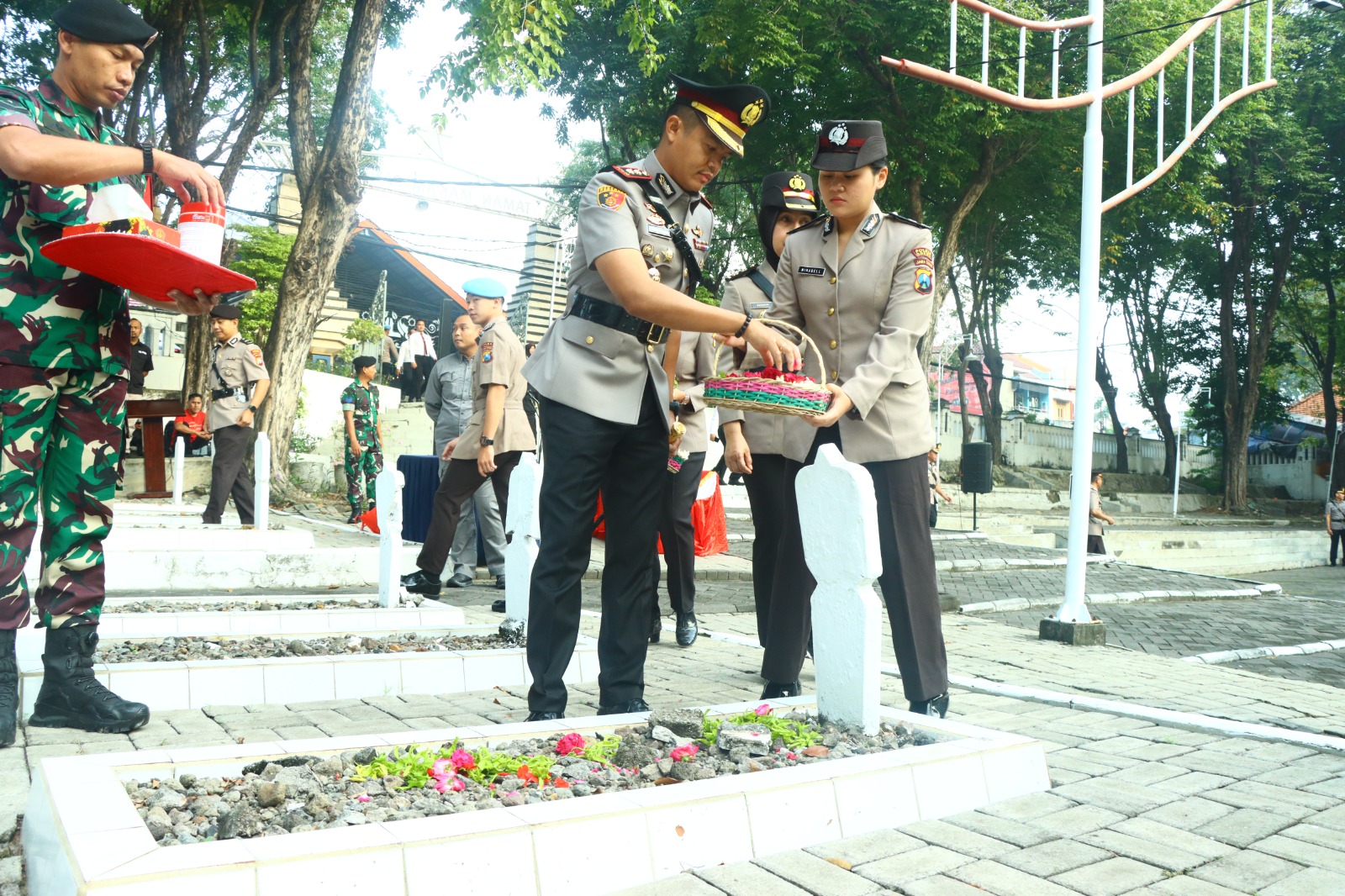 Kapolres Gresik Pimpin Ziarah dan Tabur Bunga di TMP Peringati HUT Ke-79 Bhayangkara