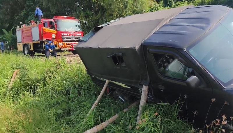Lupa Pasang Rem Tangan Saat Ditinggal Ngopi, Pikap Grand Max Terperosok ke Pekarangan di Kebomas