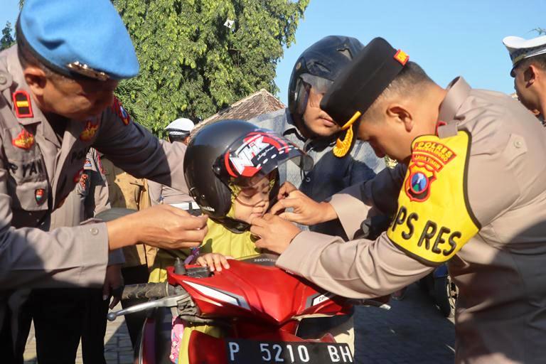 Berikan Edukasi Tertib Berlalu Lintas Sejak Dini, Kapolres Bagikan Helm kepada Siswa di Probolinggo