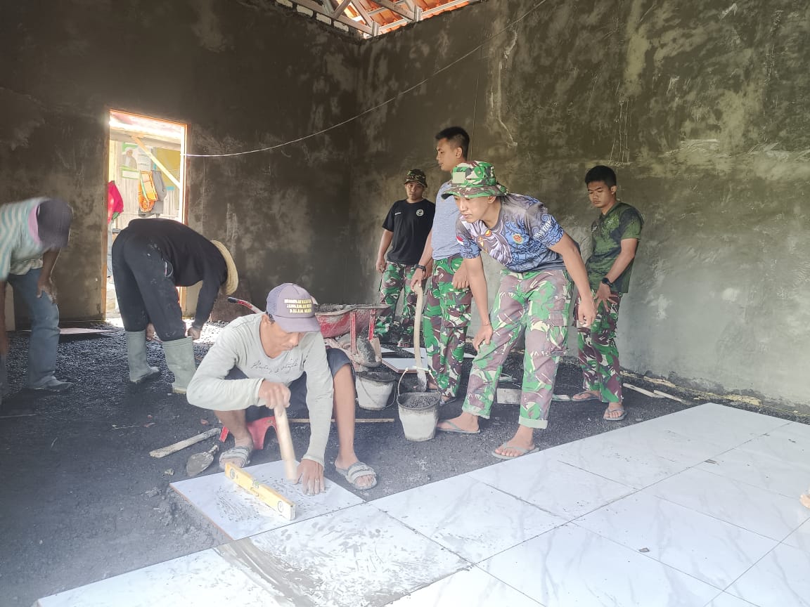 Rumah Sami’ Hampir Rampung, Satgas TMMD Pasang Keramik RTLH