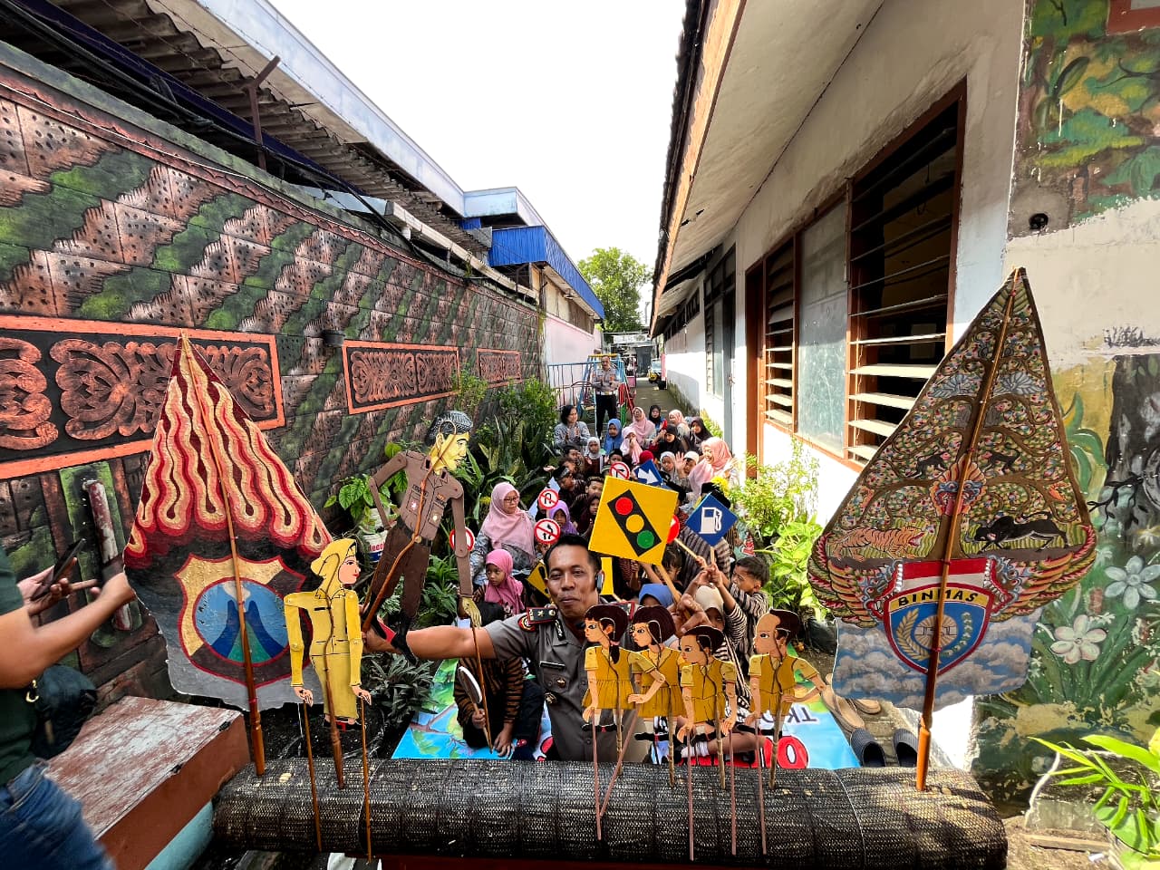 Kapolsek Kediri Kota Ajak Anak-Anak Tertib Berlalulintas dengan Wayang Kardus