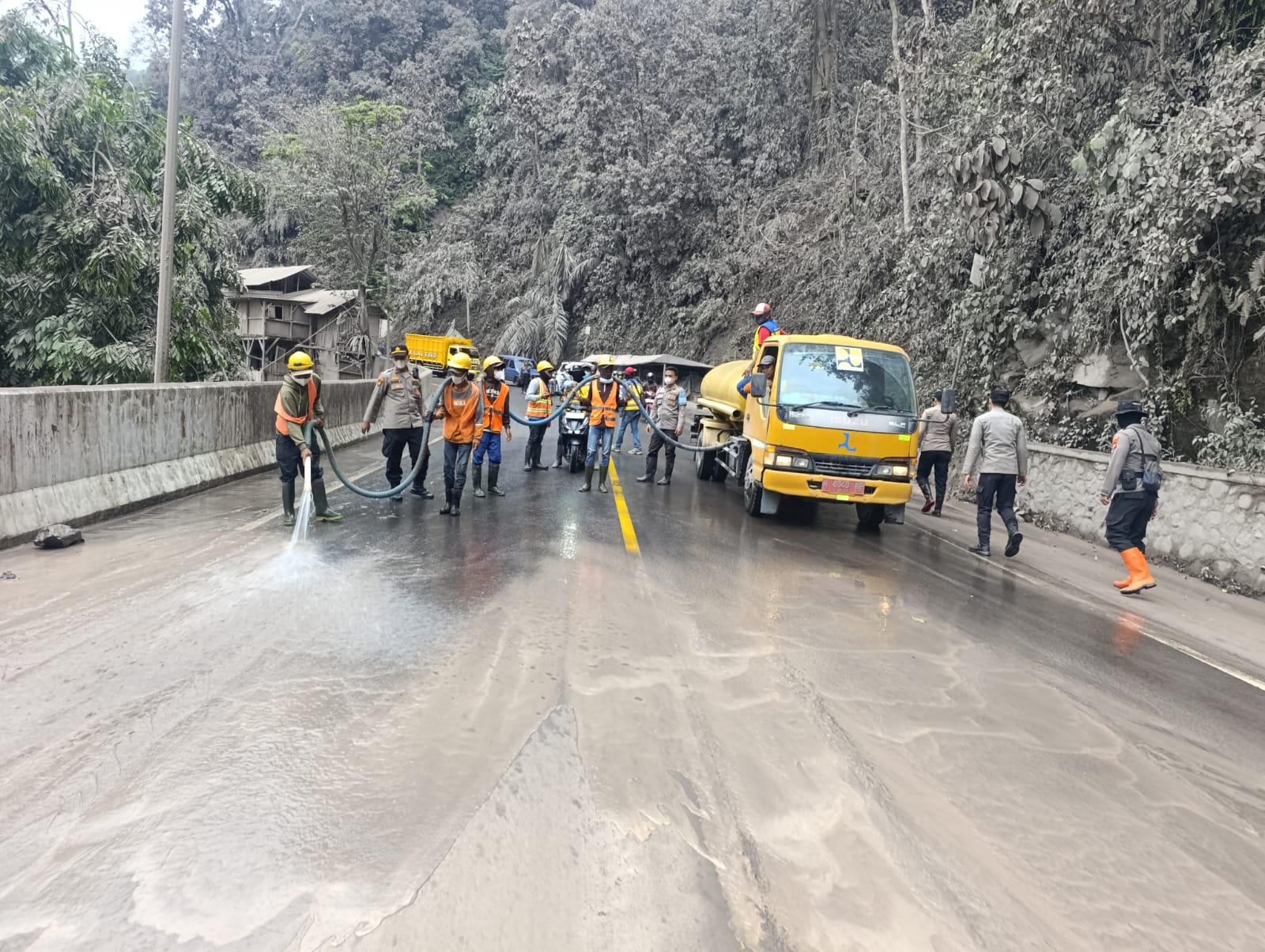 Erupsi Semeru, Polres Lumajang Imbau Warga Waspada Melintas di Jembatan Curah Koboan
