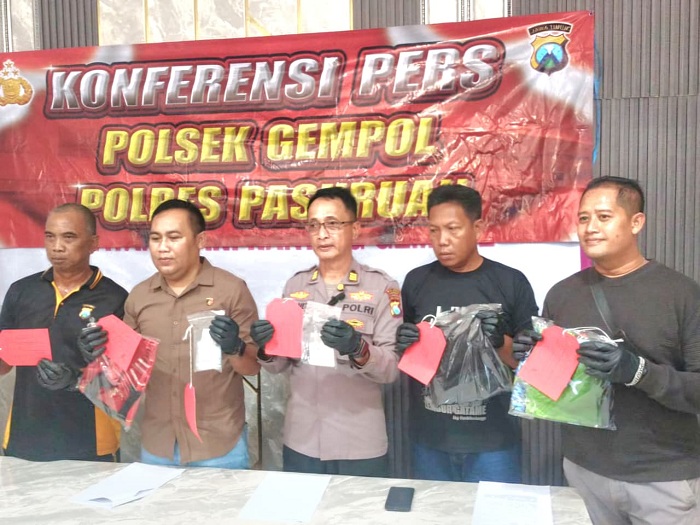 Bobol Rumah Tetangga yang  Mudik,  Tersangka  Dibekuk di dalam Kandang Kambing 