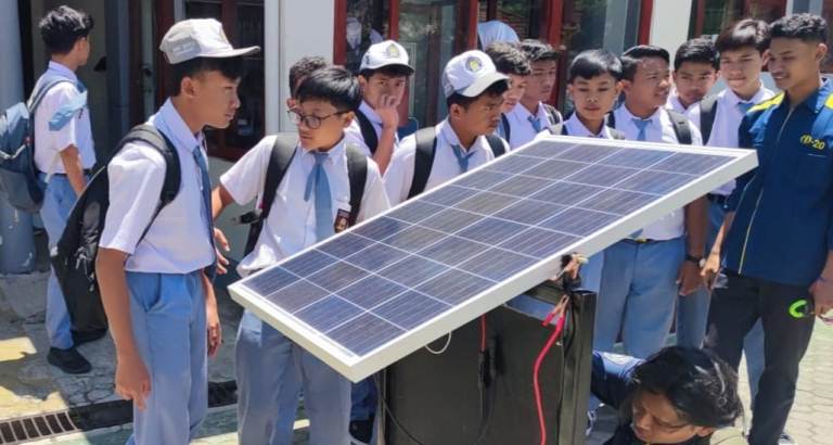 Teknik Elektro UMM Ajarkan Energi Baru Terbarukan ke Siswa SMK