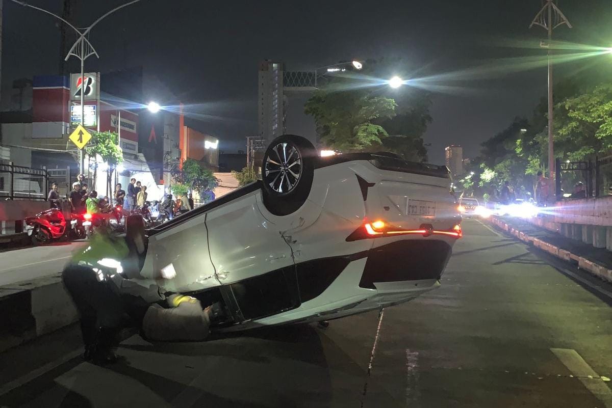 Tabrak Rambu Pembatas Jalan, Mobil WNA Korea Terbalik di Mayjend Sungkono