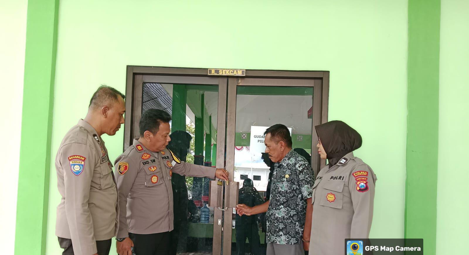 Kapolsek Temayang Pantau Tempat Penyimpanan Logistik Kotak Suara di Kecamatan