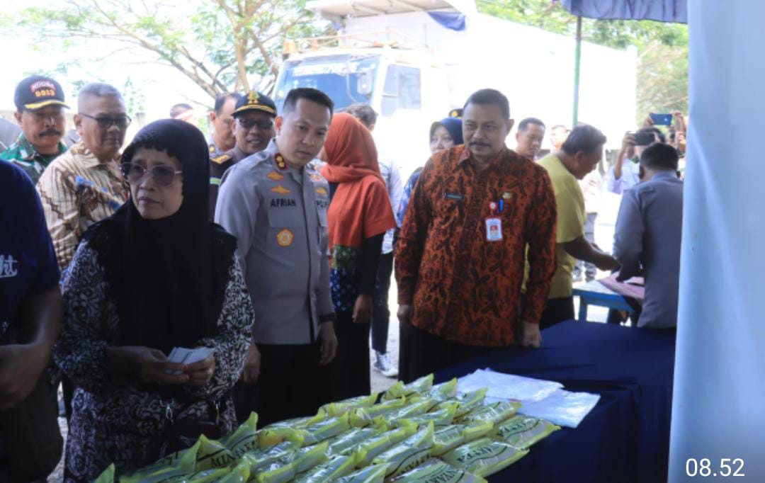 Polres Bojonegoro Bersama Bulog Gelar Gerakan Pangan Murah di Kecamatan Padangan