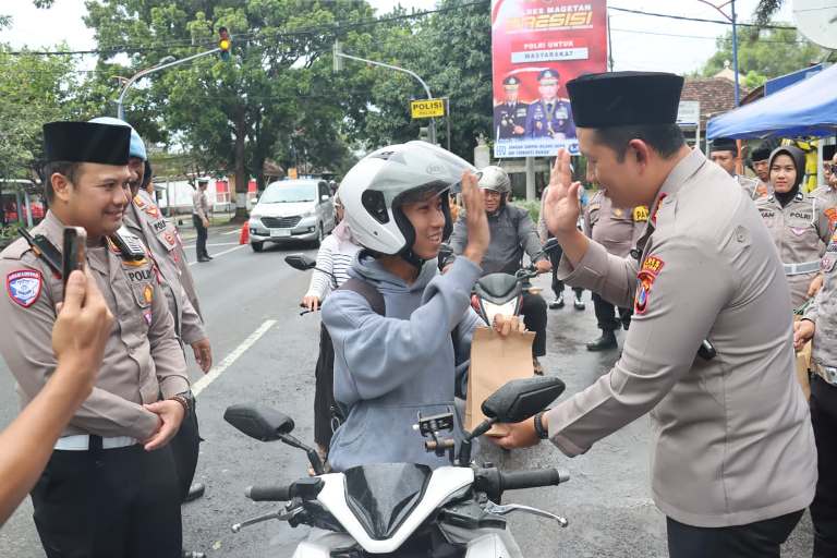 Kapolres Magetan Bagi Takjil Setiap Sore Selama Ramadan