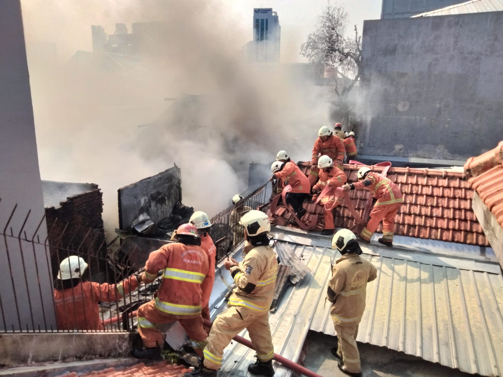 3 Rumah Di Jalan Adityawarman Surabaya Terbakar