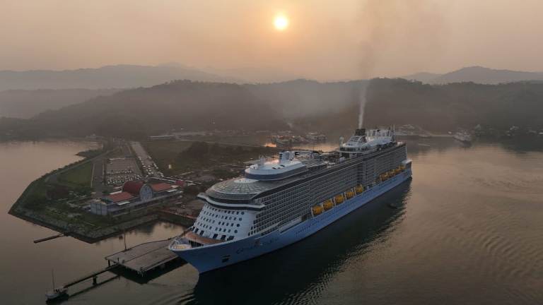 Kapal Pesiar Terbesar Quantum of the Seas Sandar di Pelabuhan Lembar