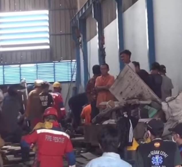 Dua Pekerja Tertimpa Tumpukan Besi di Ngagel, Satu Masih Dirawat Intensif
