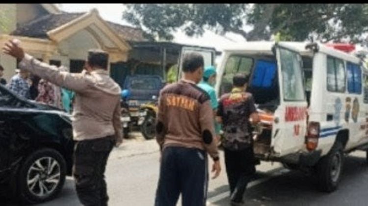 Kecelakaan Lalu Lintas di Tikungan Pasar Sapi Bakalanpule Lamongan Libatkan Tiga Kendaraan