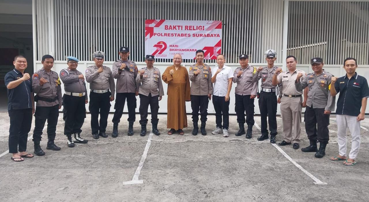 Polsek Tenggilis Mejoyo Gelar Bakti Religi di Wihara BDC, Pastikan Keamanan Umat Buddha