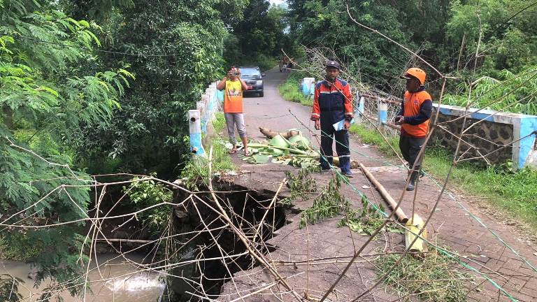 TPT Jembatan Tamansari Pasuruan Ambrol Akses Mobil di Wonorejo Pasuruan Terputus