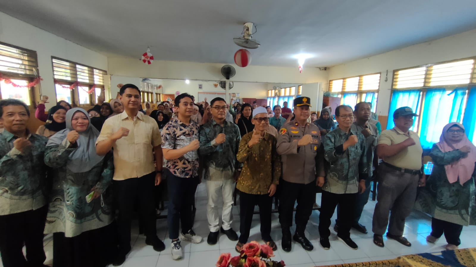 Polsek Sukomanunggal dan Camat Sambangi SD Kemala Bhayangkari Sosialisasi Kamtibmas dan Call Center 110