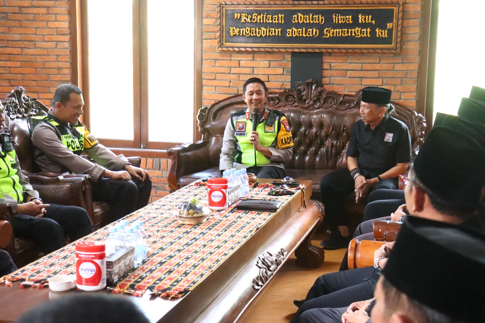 Kapolres AKBP Mario Prahatinto Silaturahmi ke Perguruan Silat di Bojonegoro