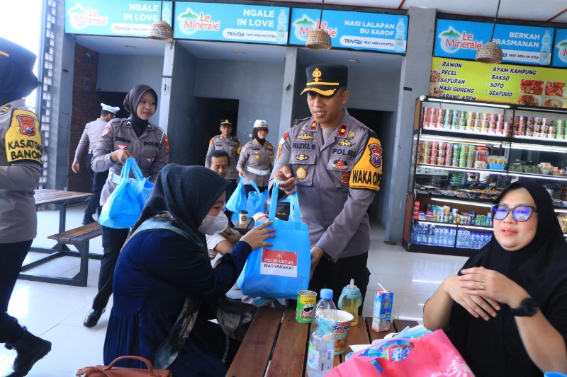 Wakapolres Ngawi dan Polwan Bagikan Bingkisan untuk Pemudik di Rest Area 575A