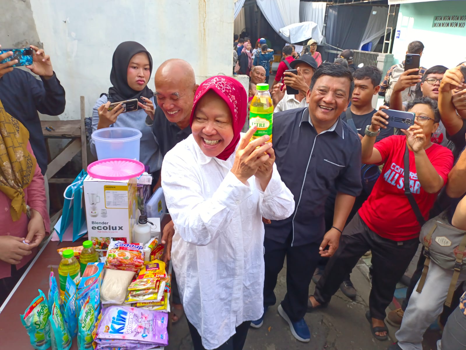 Risma Dapat Doorprize Minyak Goreng Usai Nyoblos di TPS 16 Jajar Tunggal Wiyung