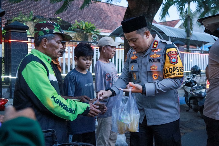 Belanja di Sentra Kuliner, Kapolres Jombang Bagikan Takjil ke Pengguna Jalan