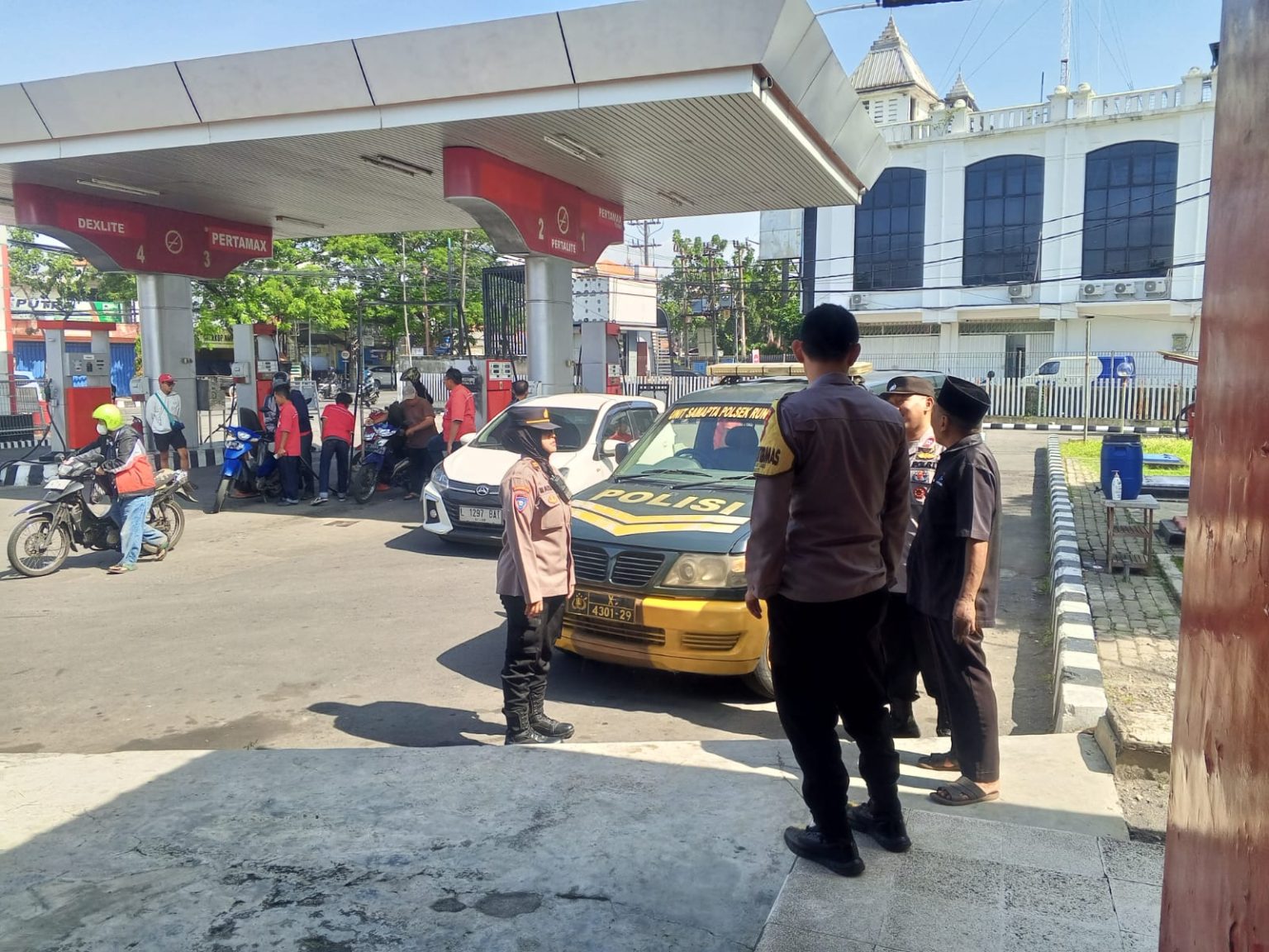 Polsek Rungkut Cek SPBU Terkait Isu Kelangkaan BBM, Stok Dipastikan Aman