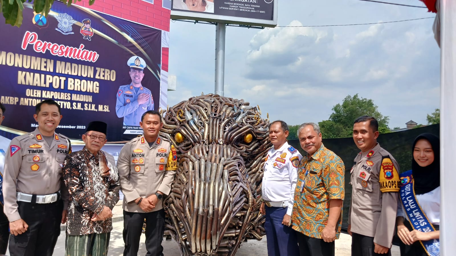 Knalpot Brong Hasil Razia Disulap Jadi Monumen Kepala Elang di Exit Tol Madiun