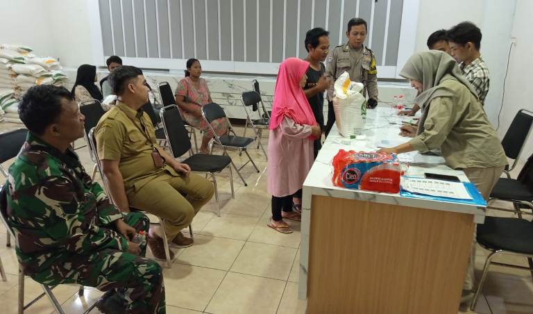 Polsek Sukomanunggal Pantau Pembagian Bantuan Beras di Dua Kelurahan
