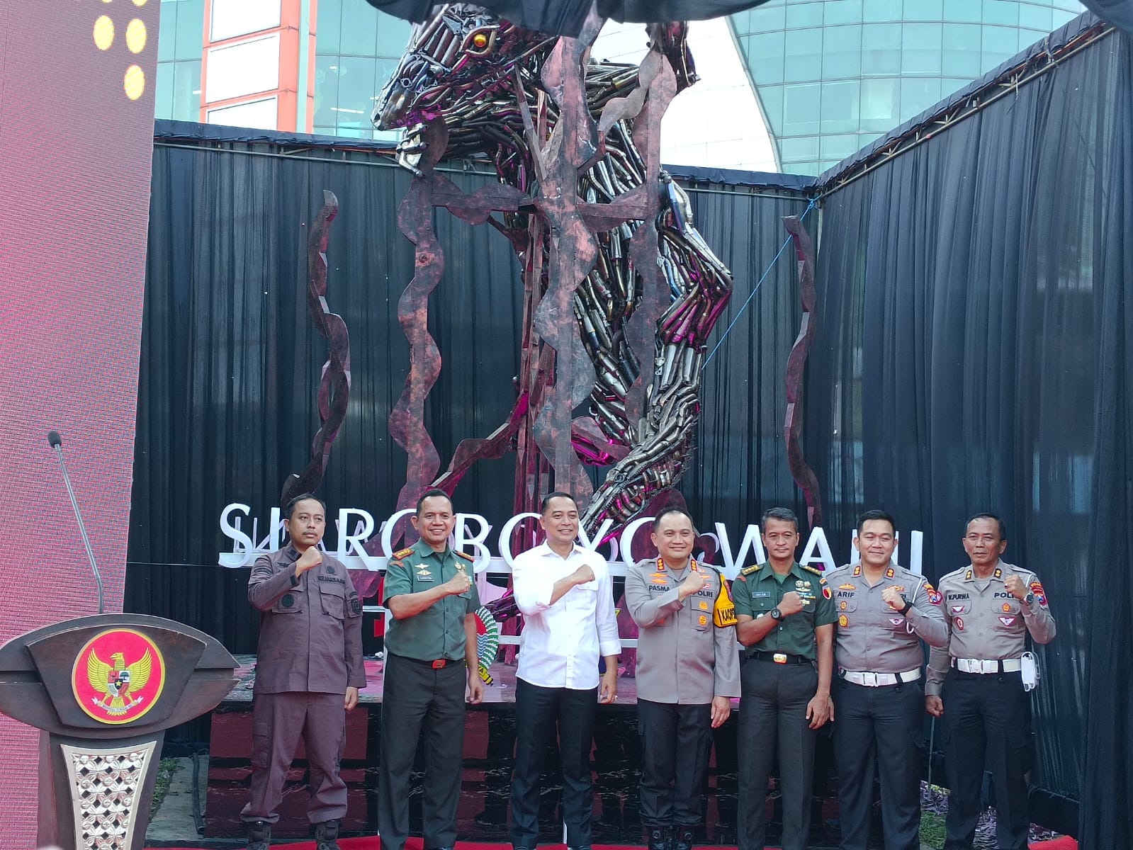 Wali Kota Eri dan Kapolrestabes Surabaya Resmikan Monumen Suroboyo Wani dari 1.000 Knalpot Brong