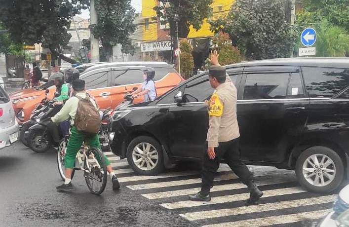 Polsek Rungkut Siaga Pagi Pastikan Kelancaran Lalu Lintas di Titik Rawan Kemacetan