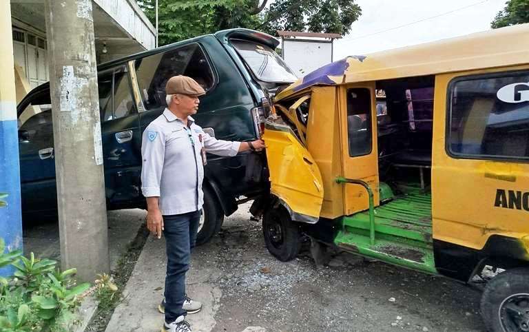 Minibus Pecah Ban, Ditabrak Lyn G dan Hantam Pilar Toko di Jember