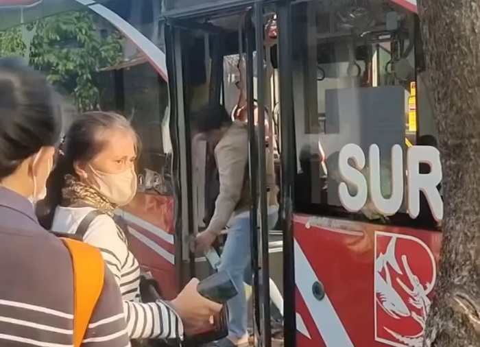 Suroboyo Bus VS Truk Sampah, 2 Orang Terluka Terkena Pecahan Kaca