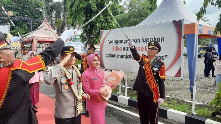 Tiba di Mapolres Situbondo, AKBP Bayu Anuwar Sidiqie Disambut Pedang Pora dan Shalawat Badar