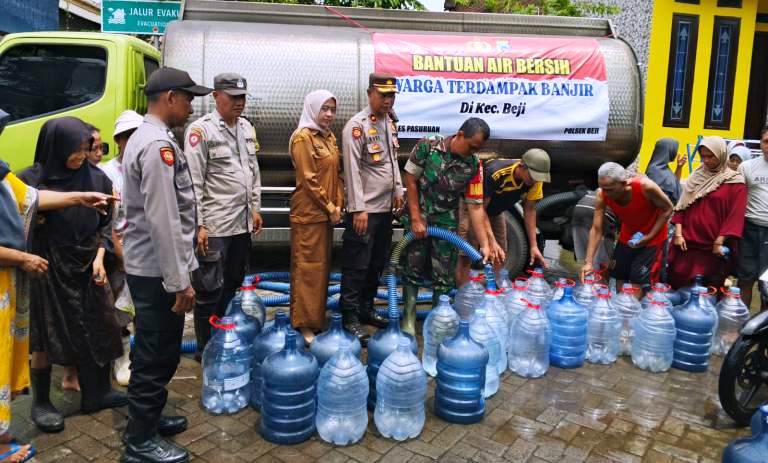 Polsek Beji Salurkan 9 Ribu Liter Air Bersih untuk Warga Terdampak Banjir di Kedungringin