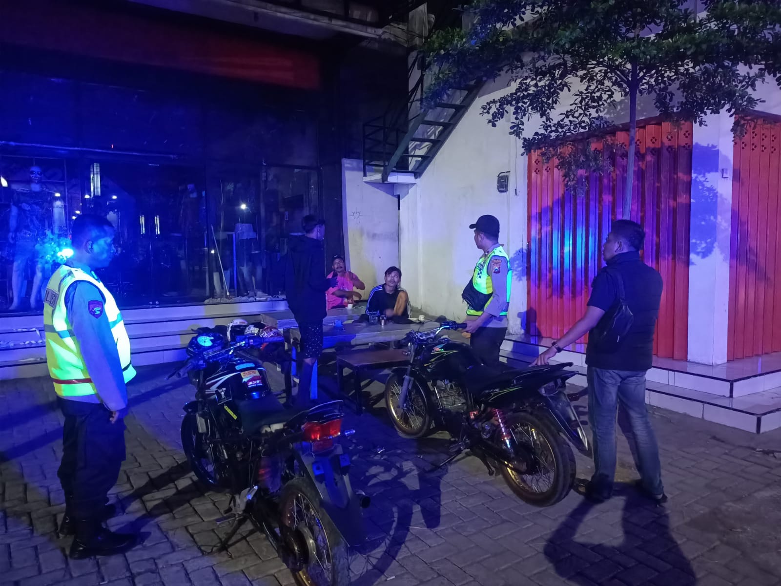 Polsek Balen Patroli Dini Hari Cegah Gangguan Kamtibmas