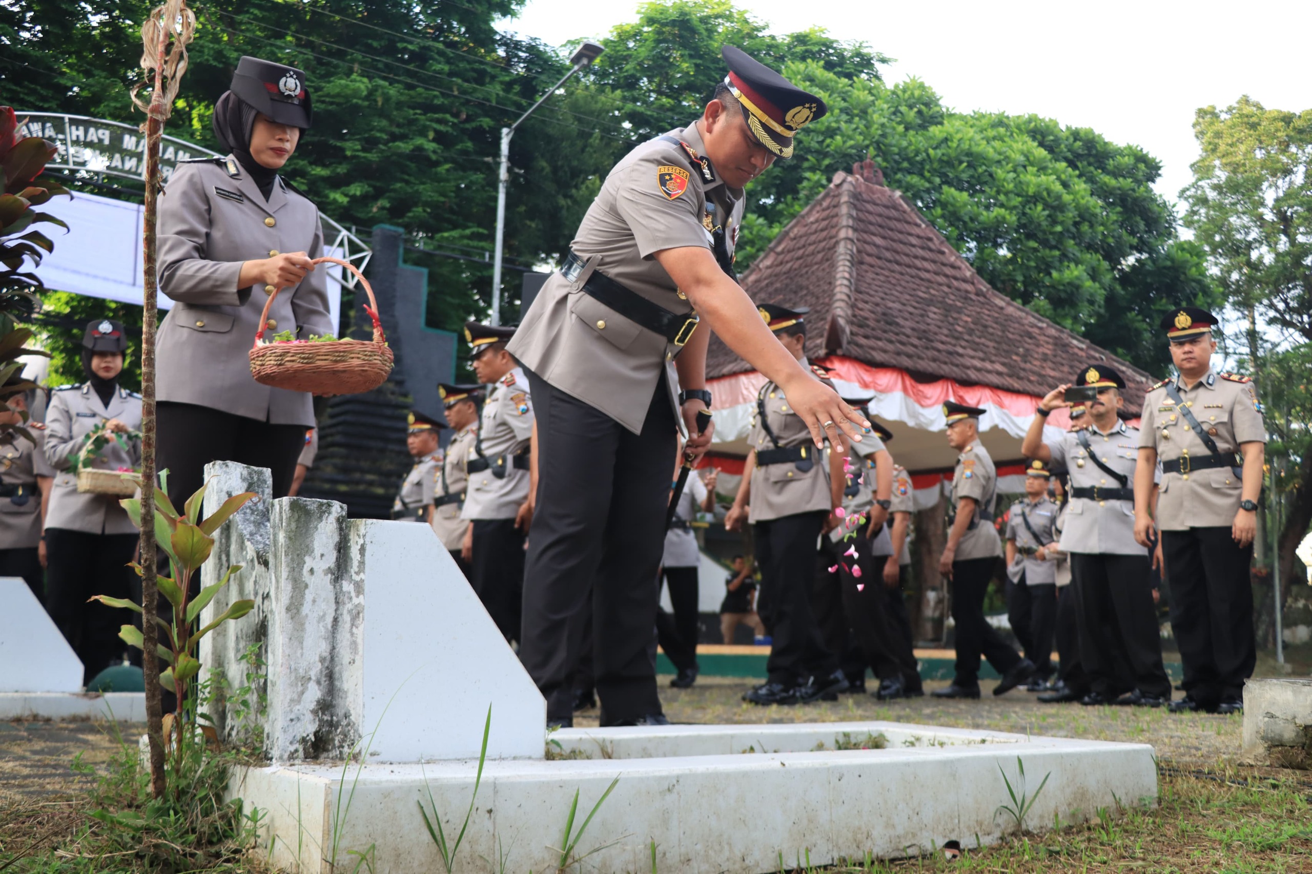 Polres Malang Gelar Ziarah ke TMP Prayuda Nirwana, Sambut Hari Bhayangkara ke 79