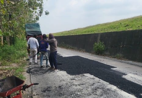 Berdirinya Posko Kilat Jalan Rusak dan Lampu Gelap Gulita di Alun-alun Lamongan, Begini Tanggapan Dinas