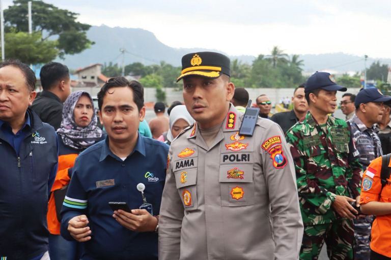 21 Survivor KMP Tunu Pratama Jaya Kembali ke Pelukan Keluarga